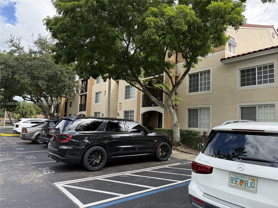 Active With Contract: $275,000 (2 beds, 2 baths, 966 Square Feet)