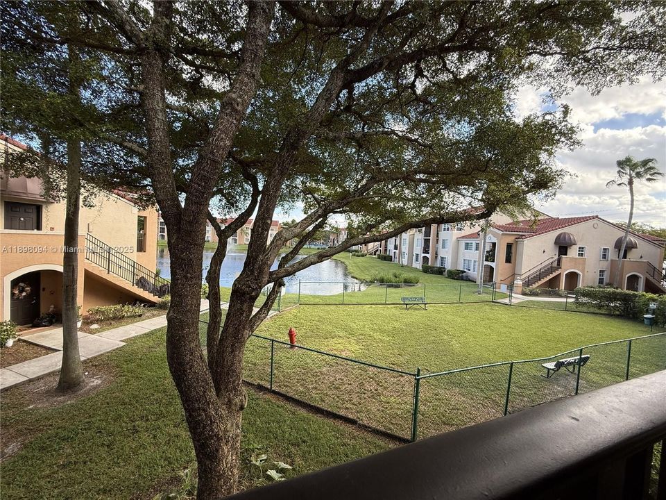 Active With Contract: $275,000 (2 beds, 2 baths, 966 Square Feet)