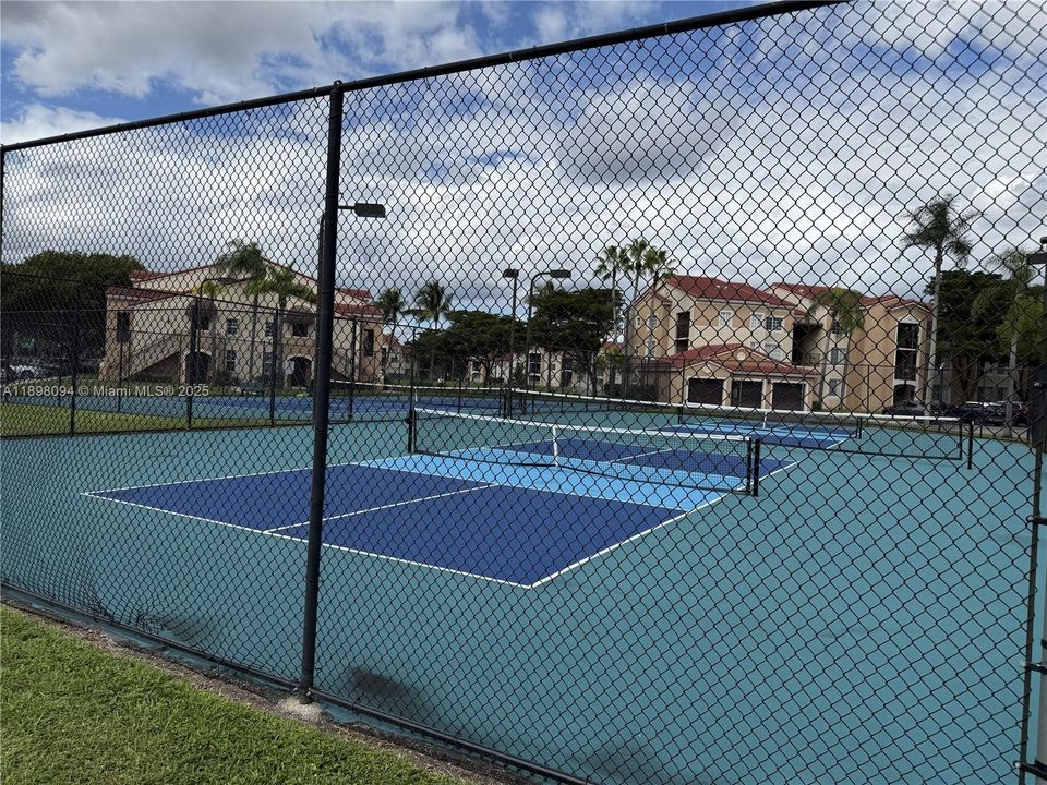 Active With Contract: $275,000 (2 beds, 2 baths, 966 Square Feet)