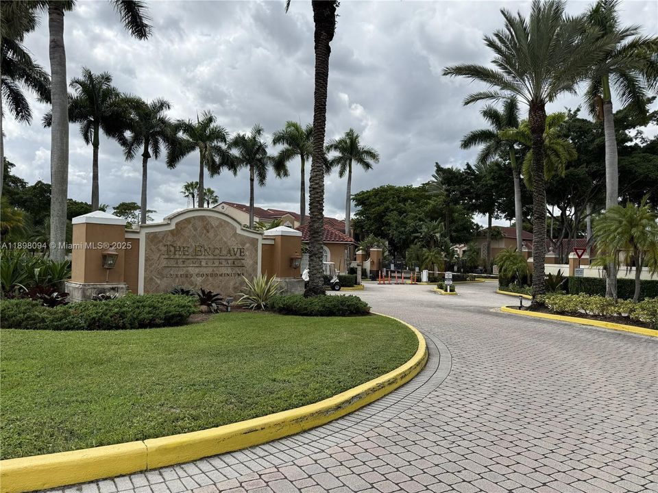 Active With Contract: $275,000 (2 beds, 2 baths, 966 Square Feet)