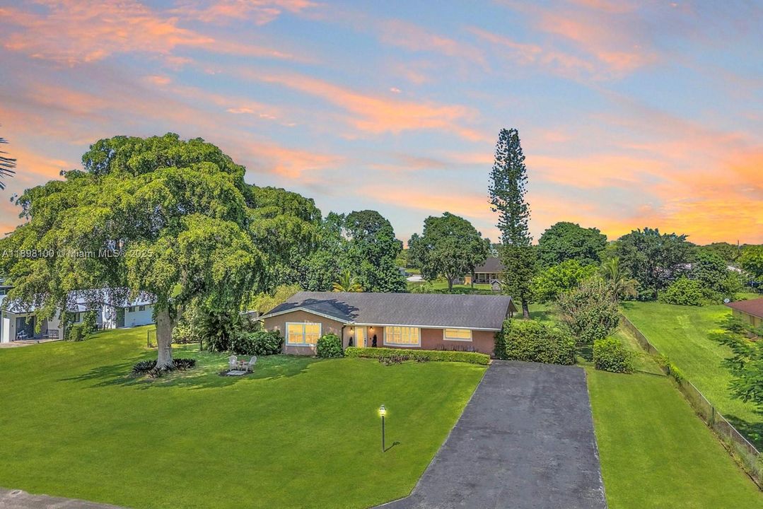 合同活跃: $1,050,000 (4 贝兹, 2 浴室, 2301 平方英尺)