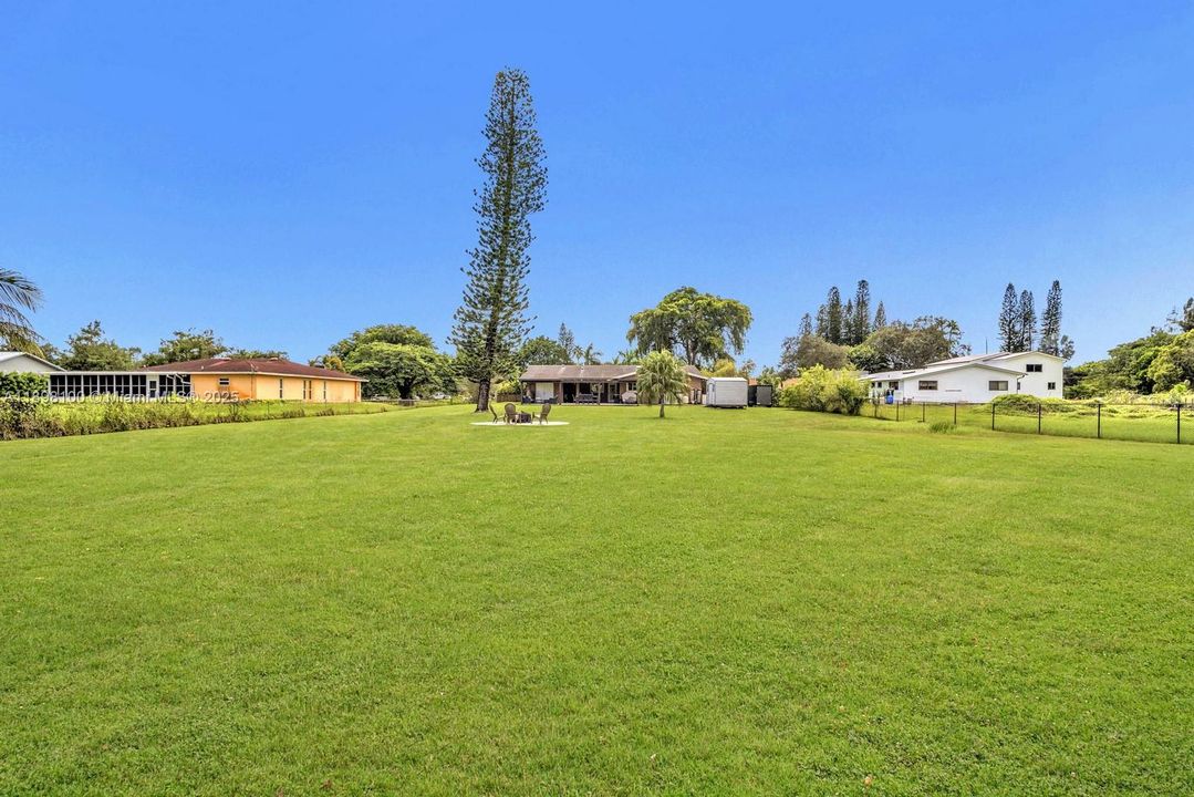 合同活跃: $1,050,000 (4 贝兹, 2 浴室, 2301 平方英尺)