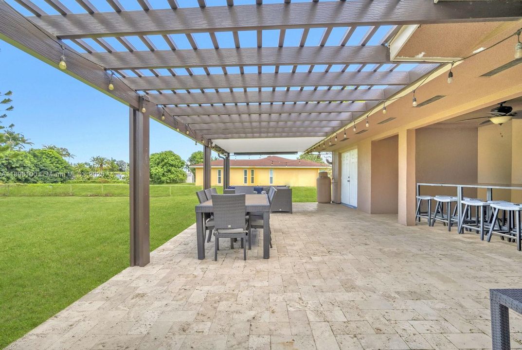 合同活跃: $1,050,000 (4 贝兹, 2 浴室, 2301 平方英尺)