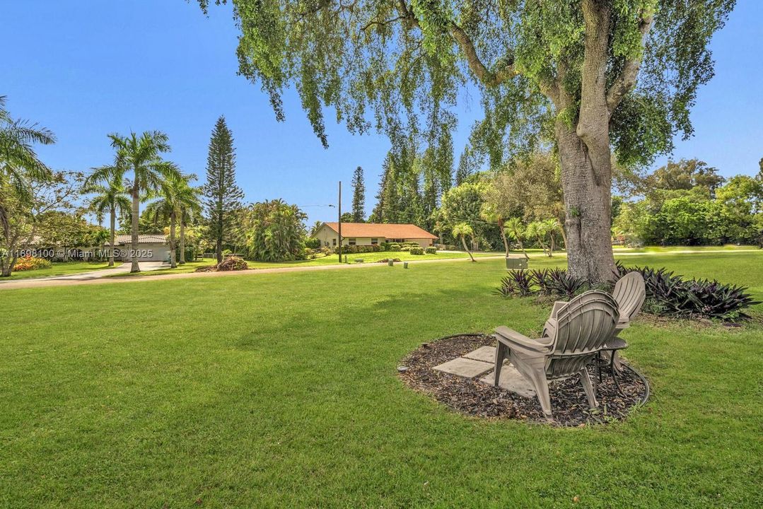 合同活跃: $1,050,000 (4 贝兹, 2 浴室, 2301 平方英尺)