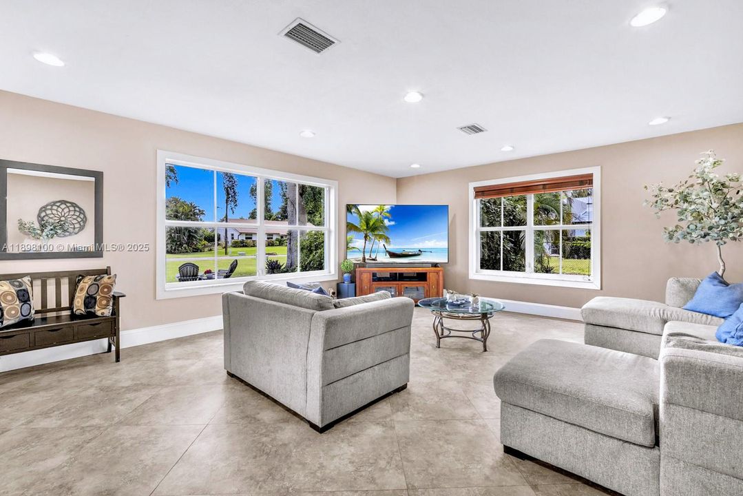 合同活跃: $1,050,000 (4 贝兹, 2 浴室, 2301 平方英尺)