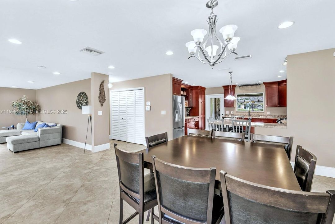 合同活跃: $1,050,000 (4 贝兹, 2 浴室, 2301 平方英尺)