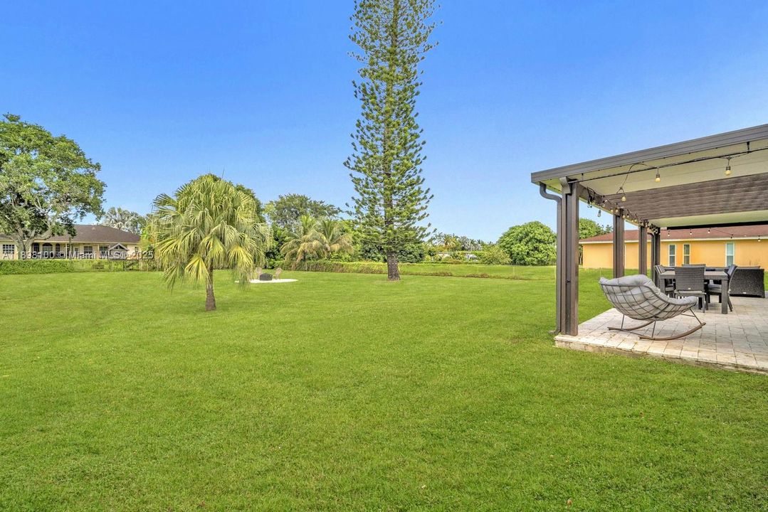 合同活跃: $1,050,000 (4 贝兹, 2 浴室, 2301 平方英尺)