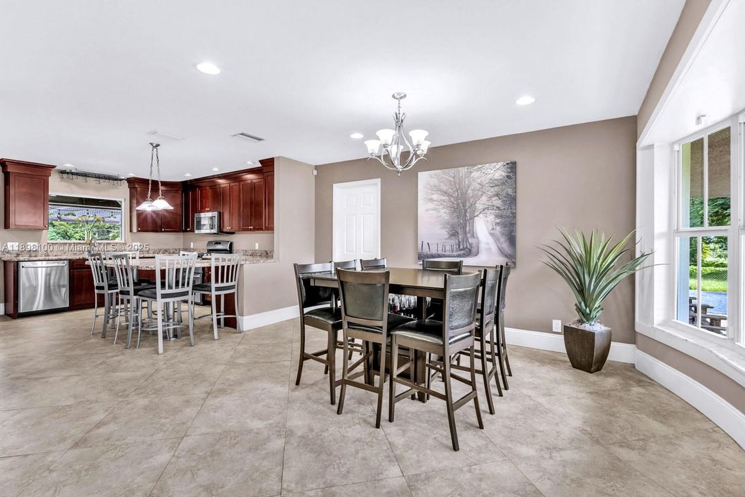 合同活跃: $1,050,000 (4 贝兹, 2 浴室, 2301 平方英尺)