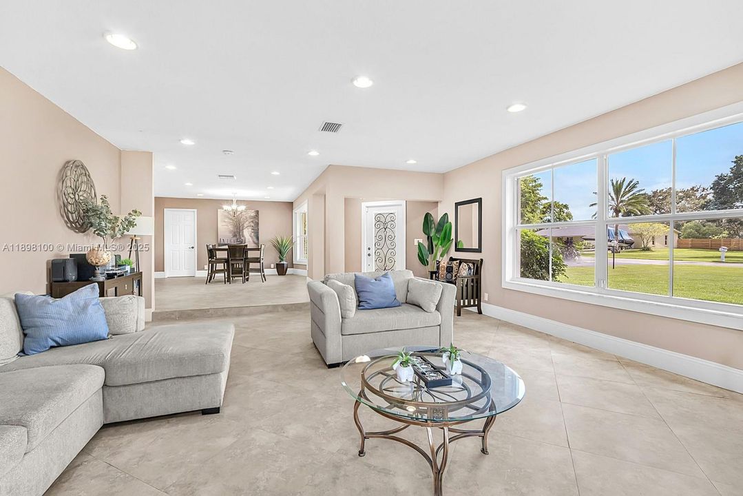 合同活跃: $1,050,000 (4 贝兹, 2 浴室, 2301 平方英尺)