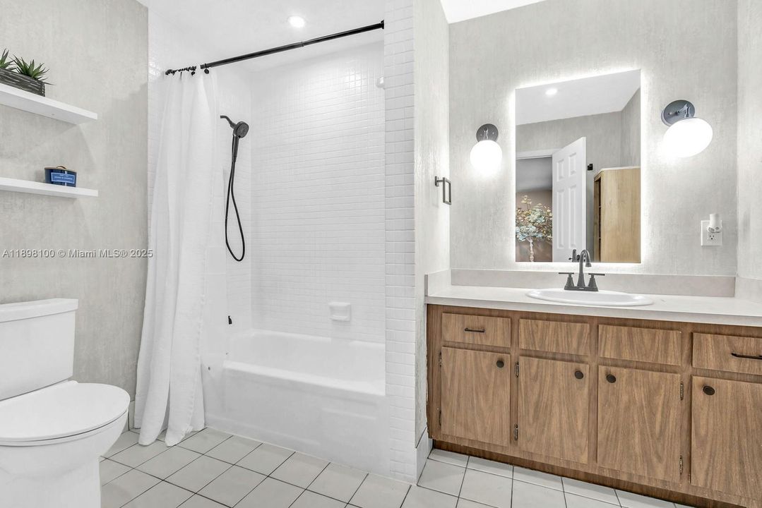 合同活跃: $1,050,000 (4 贝兹, 2 浴室, 2301 平方英尺)