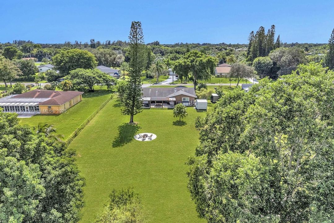 合同活跃: $1,050,000 (4 贝兹, 2 浴室, 2301 平方英尺)