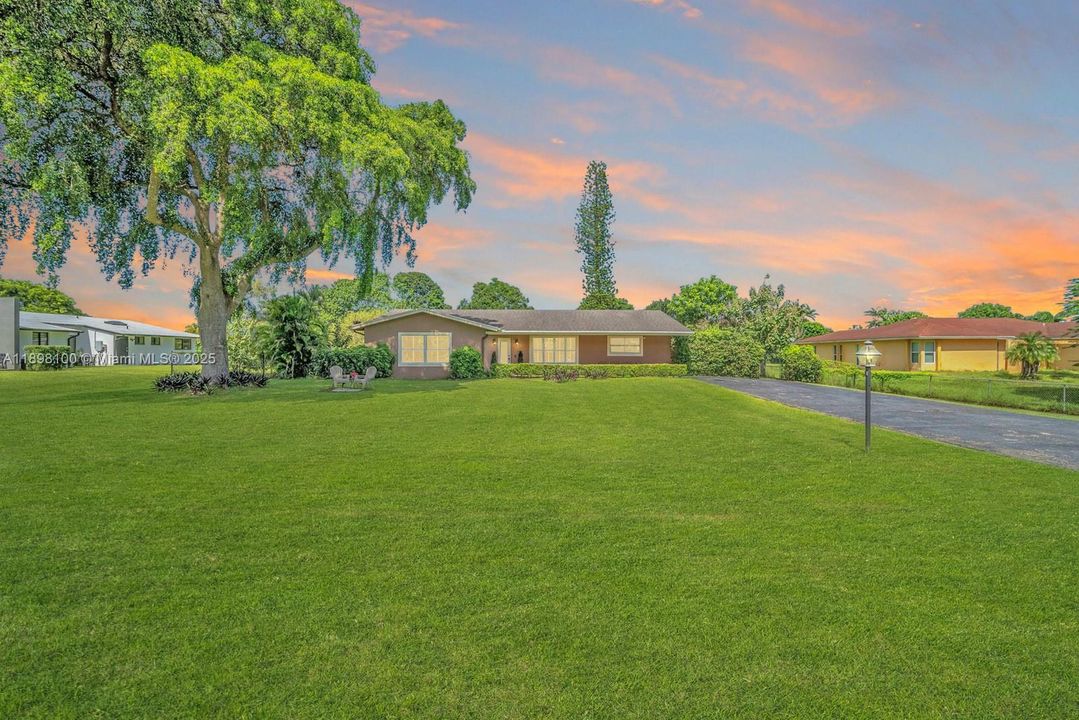 合同活跃: $1,050,000 (4 贝兹, 2 浴室, 2301 平方英尺)