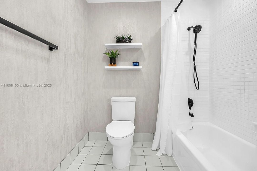 合同活跃: $1,050,000 (4 贝兹, 2 浴室, 2301 平方英尺)