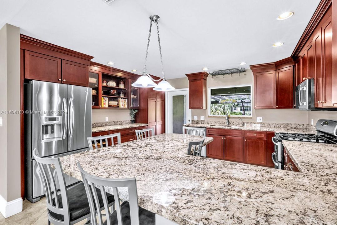 合同活跃: $1,050,000 (4 贝兹, 2 浴室, 2301 平方英尺)