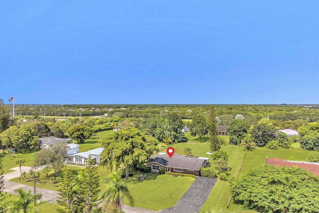 合同活跃: $1,050,000 (4 贝兹, 2 浴室, 2301 平方英尺)