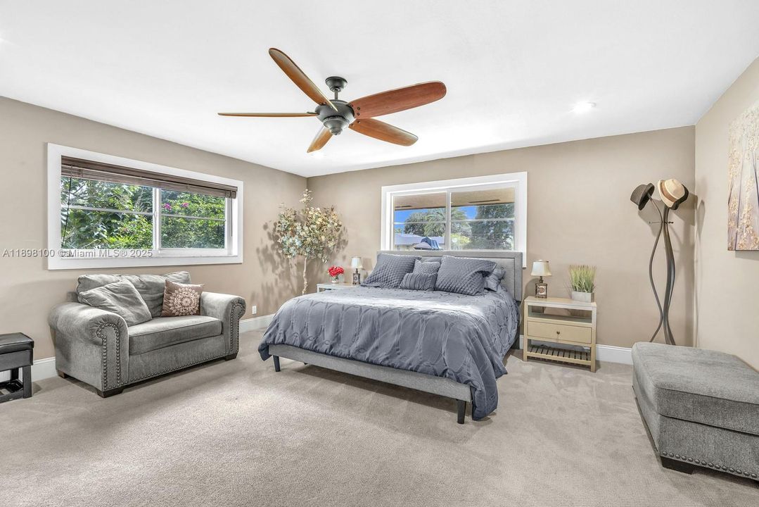 合同活跃: $1,050,000 (4 贝兹, 2 浴室, 2301 平方英尺)