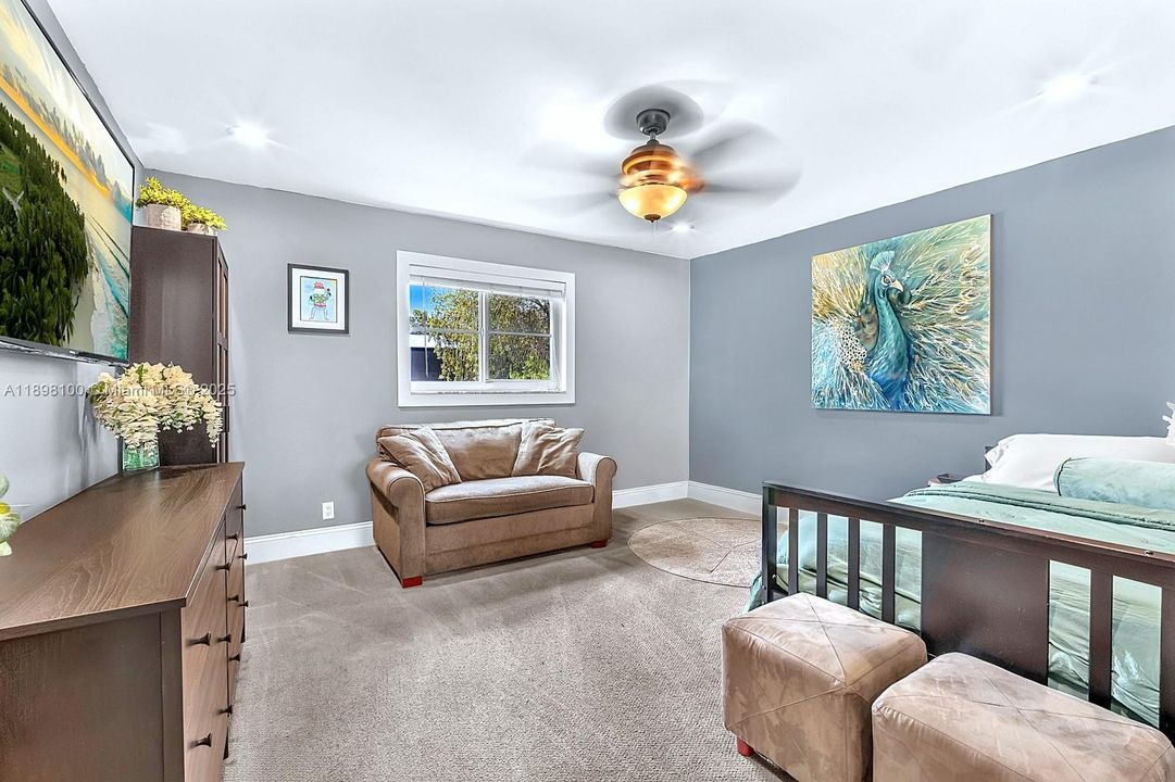 合同活跃: $1,050,000 (4 贝兹, 2 浴室, 2301 平方英尺)