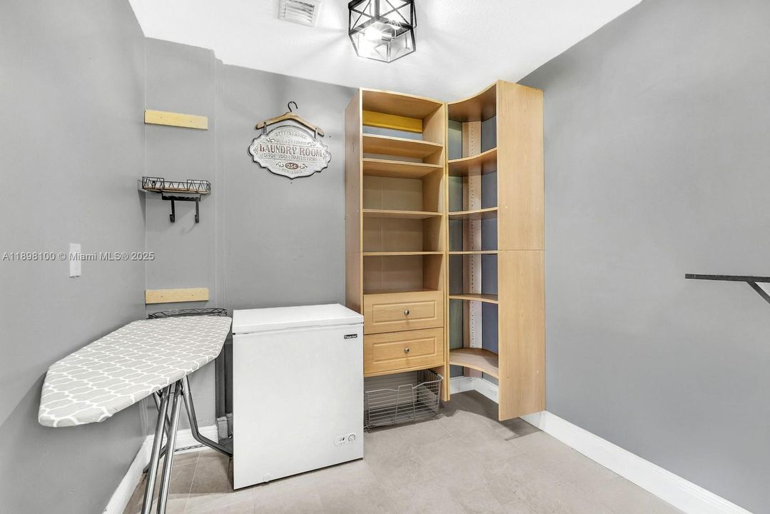 合同活跃: $1,050,000 (4 贝兹, 2 浴室, 2301 平方英尺)