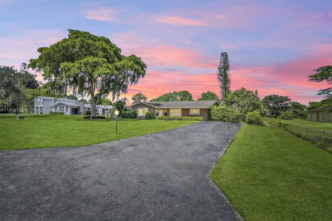 合同活跃: $1,050,000 (4 贝兹, 2 浴室, 2301 平方英尺)