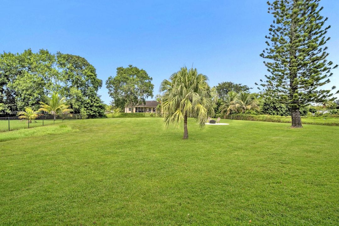 合同活跃: $1,050,000 (4 贝兹, 2 浴室, 2301 平方英尺)