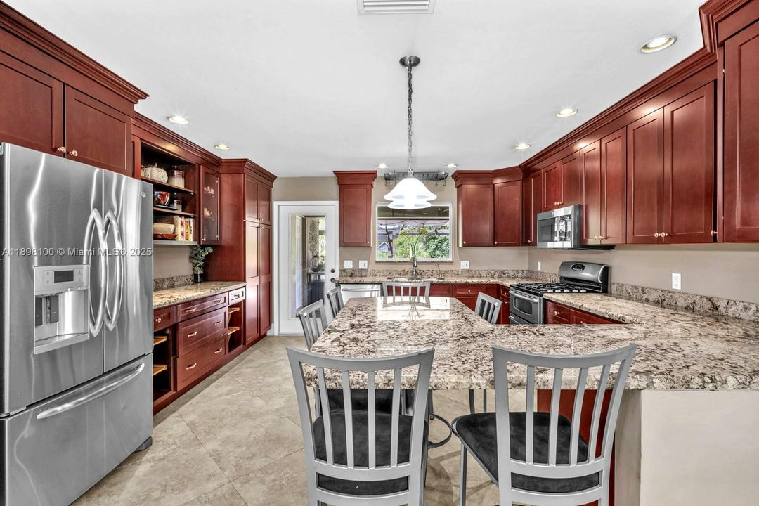 合同活跃: $1,050,000 (4 贝兹, 2 浴室, 2301 平方英尺)