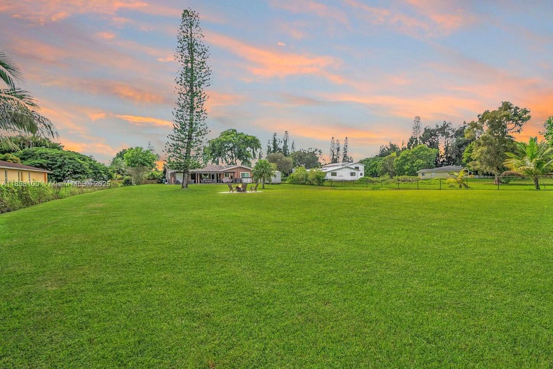 合同活跃: $1,050,000 (4 贝兹, 2 浴室, 2301 平方英尺)