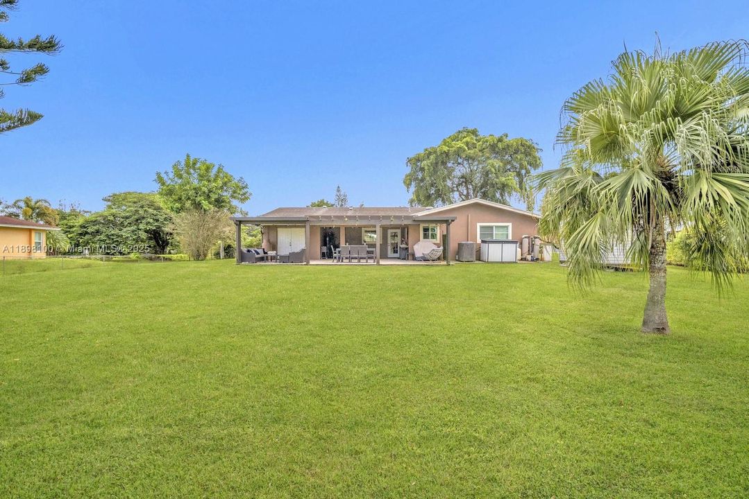 合同活跃: $1,050,000 (4 贝兹, 2 浴室, 2301 平方英尺)