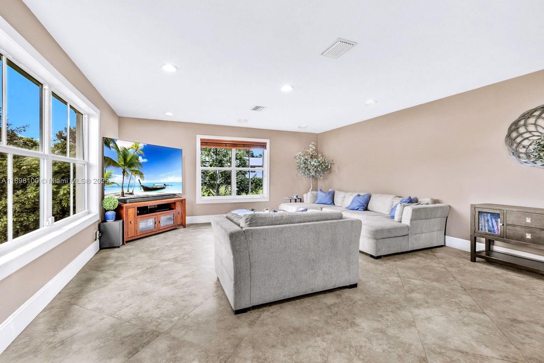 合同活跃: $1,050,000 (4 贝兹, 2 浴室, 2301 平方英尺)