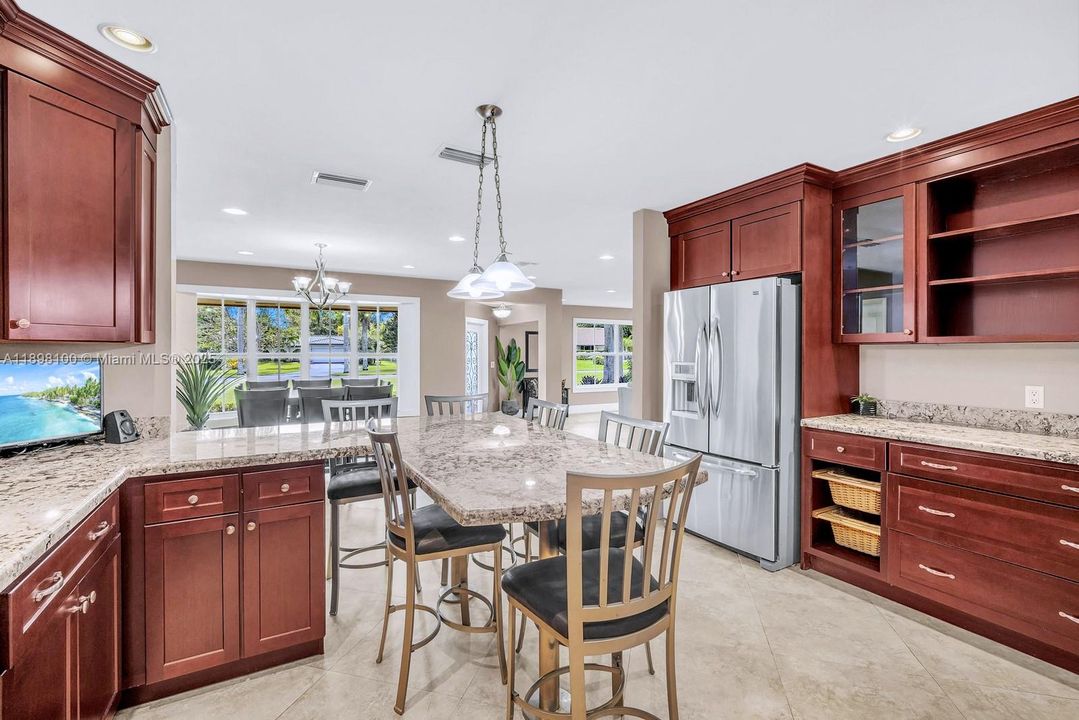 合同活跃: $1,050,000 (4 贝兹, 2 浴室, 2301 平方英尺)