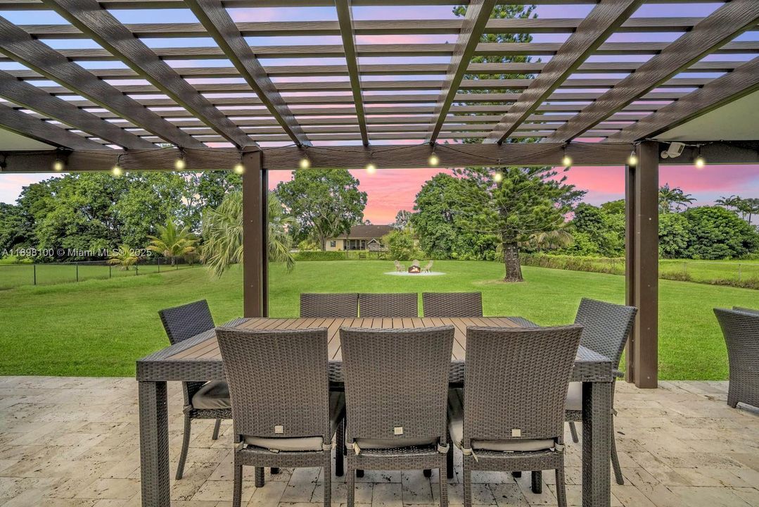 合同活跃: $1,050,000 (4 贝兹, 2 浴室, 2301 平方英尺)