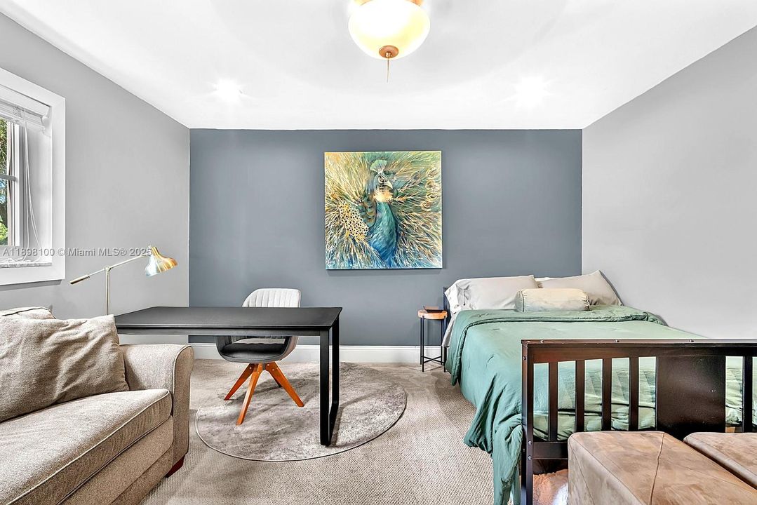 合同活跃: $1,050,000 (4 贝兹, 2 浴室, 2301 平方英尺)