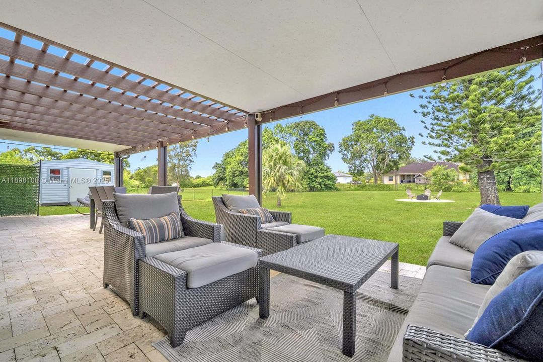 合同活跃: $1,050,000 (4 贝兹, 2 浴室, 2301 平方英尺)