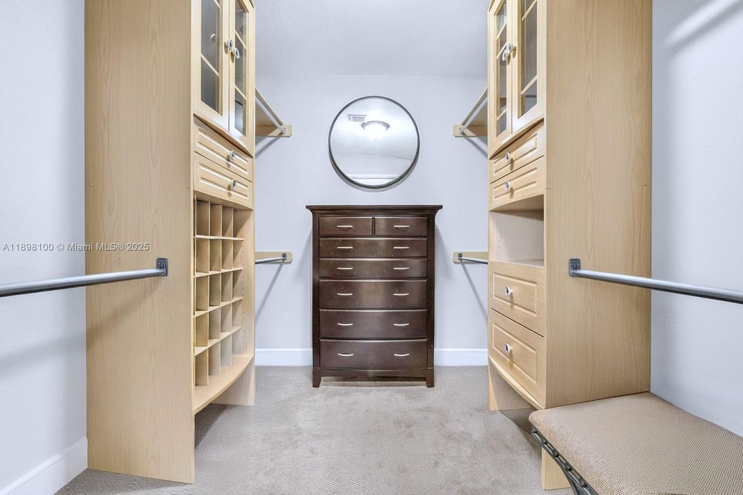 合同活跃: $1,050,000 (4 贝兹, 2 浴室, 2301 平方英尺)