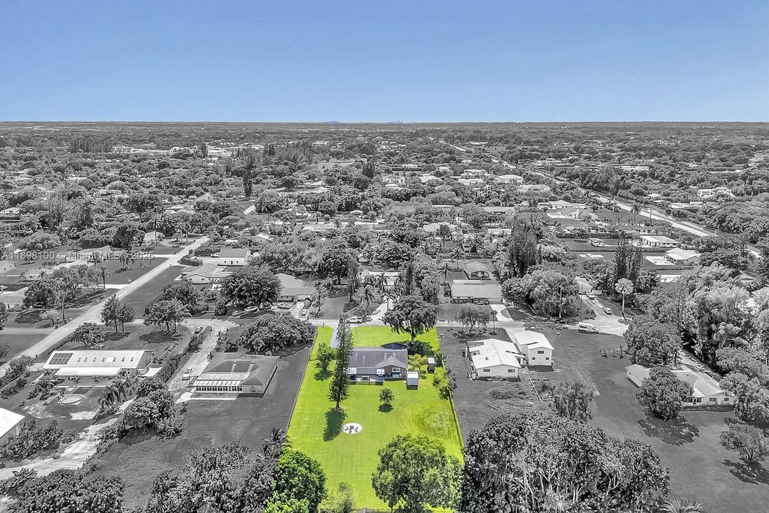 合同活跃: $1,050,000 (4 贝兹, 2 浴室, 2301 平方英尺)