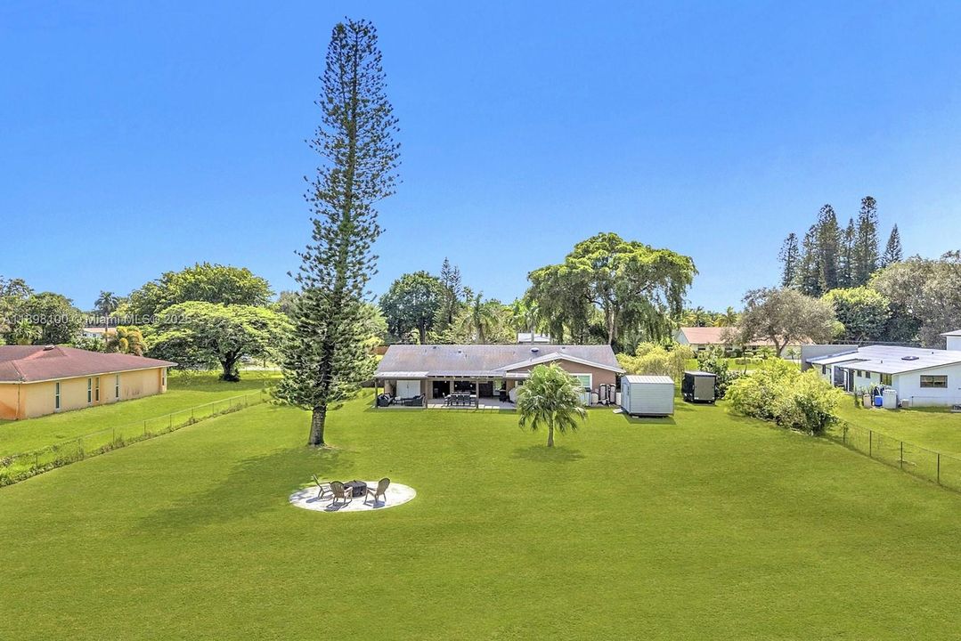 合同活跃: $1,050,000 (4 贝兹, 2 浴室, 2301 平方英尺)