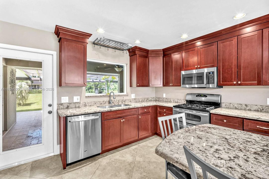 合同活跃: $1,050,000 (4 贝兹, 2 浴室, 2301 平方英尺)