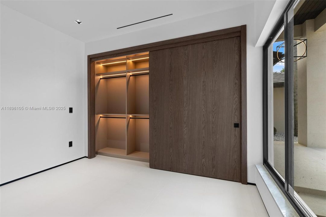 For Sale: $3,650,000 (4 beds, 5 baths, 3379 Square Feet)