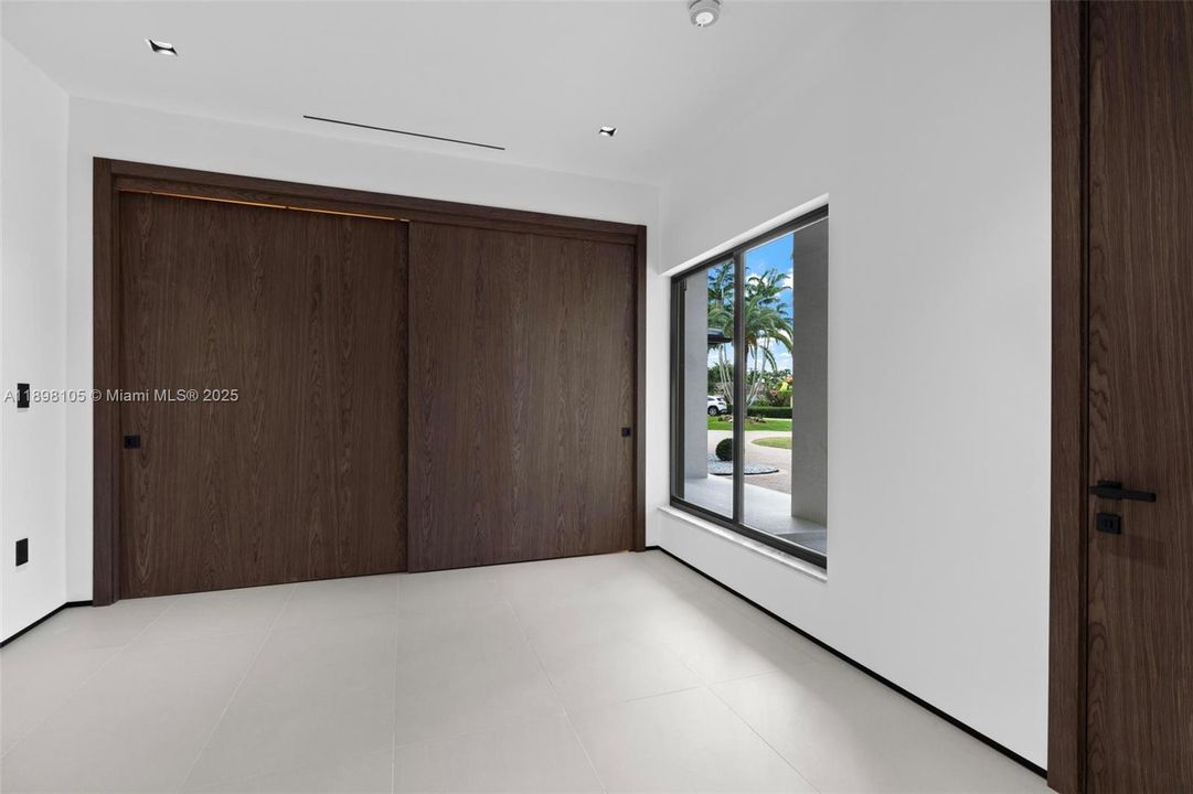 For Sale: $3,650,000 (4 beds, 5 baths, 3379 Square Feet)