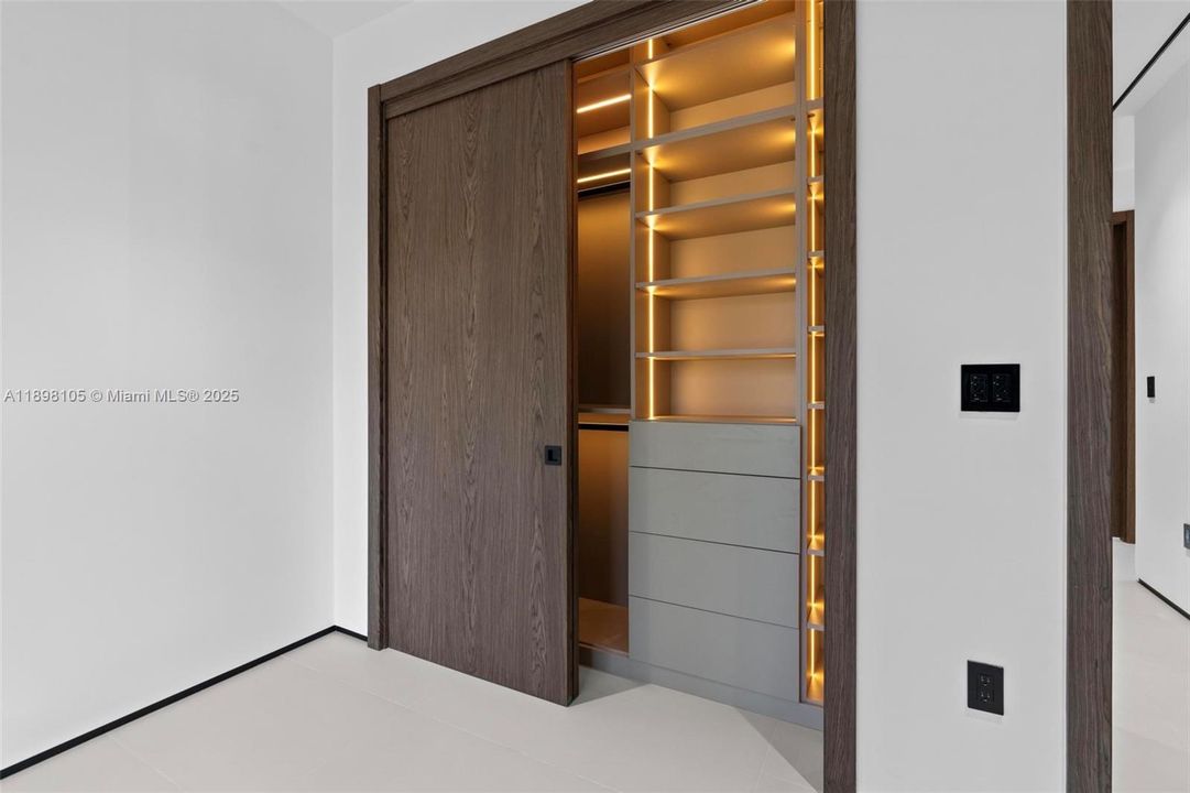 For Sale: $3,650,000 (4 beds, 5 baths, 3379 Square Feet)