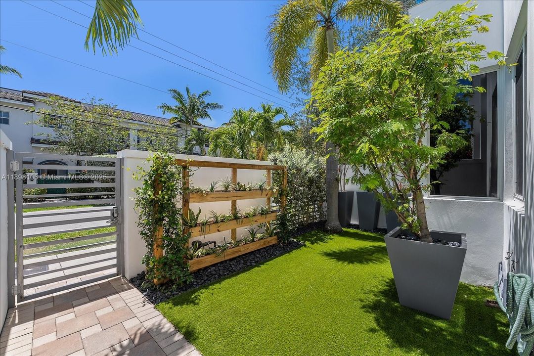 Под контрактом: $865,000 (3 спален, 3 ванн, 1913 Квадратных фут)