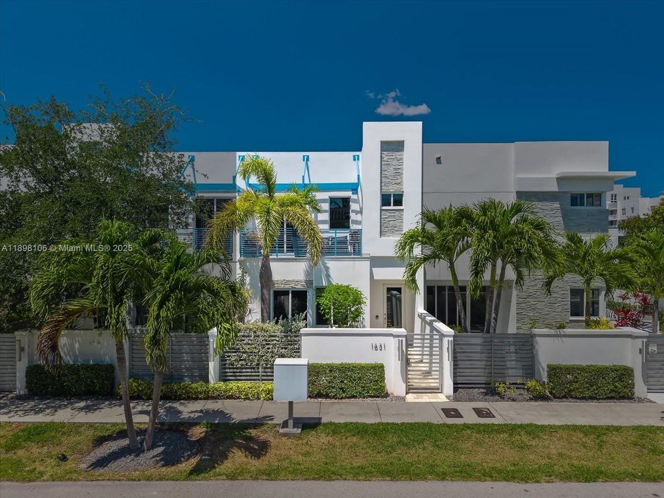 Под контрактом: $865,000 (3 спален, 3 ванн, 1913 Квадратных фут)