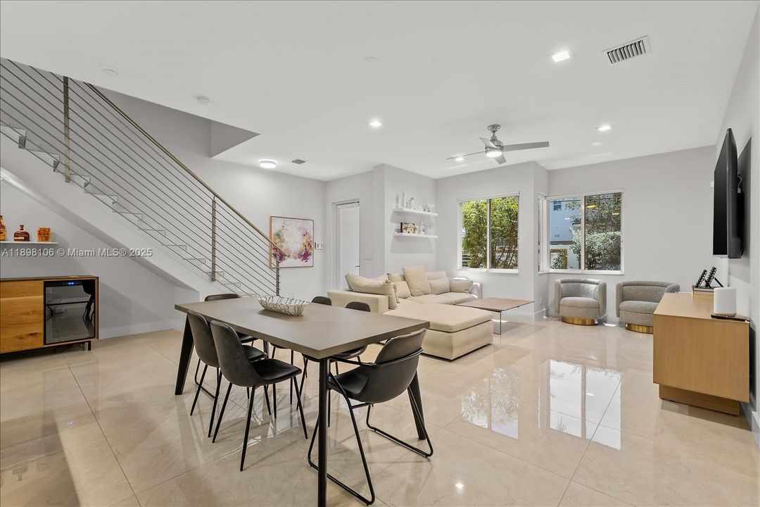 Под контрактом: $865,000 (3 спален, 3 ванн, 1913 Квадратных фут)