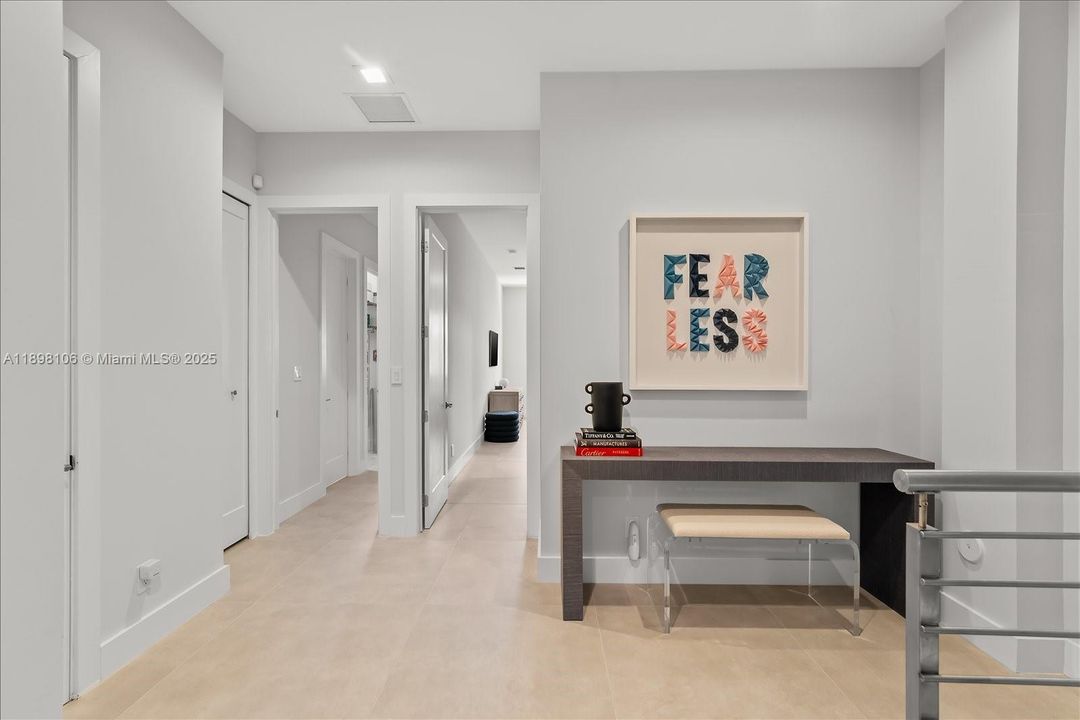 Под контрактом: $865,000 (3 спален, 3 ванн, 1913 Квадратных фут)