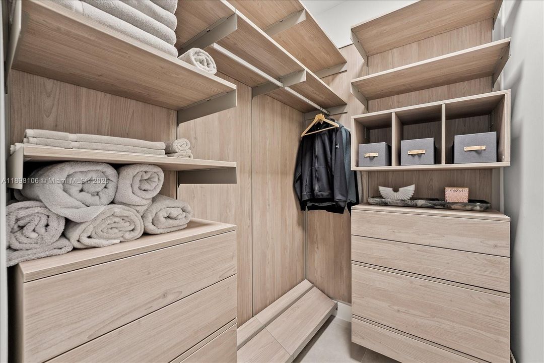 Под контрактом: $865,000 (3 спален, 3 ванн, 1913 Квадратных фут)