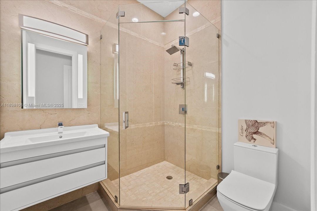 Под контрактом: $865,000 (3 спален, 3 ванн, 1913 Квадратных фут)