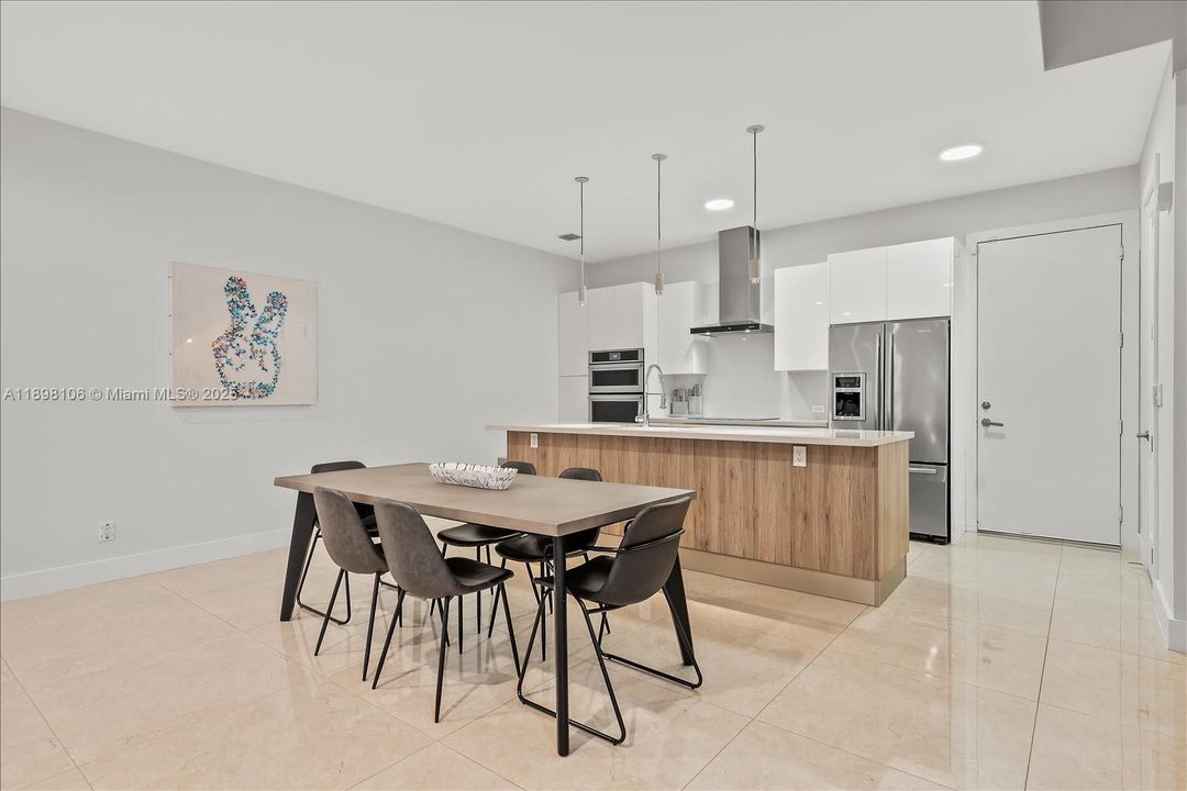 Под контрактом: $865,000 (3 спален, 3 ванн, 1913 Квадратных фут)