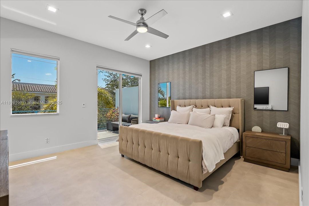 Под контрактом: $865,000 (3 спален, 3 ванн, 1913 Квадратных фут)