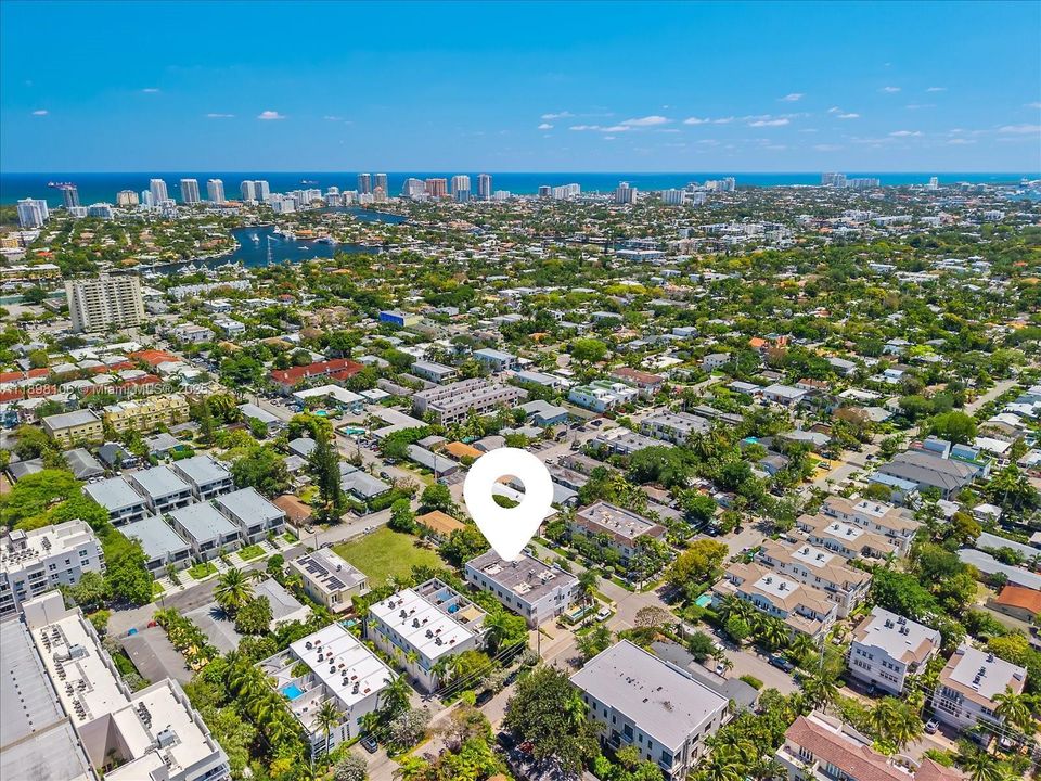 Под контрактом: $865,000 (3 спален, 3 ванн, 1913 Квадратных фут)