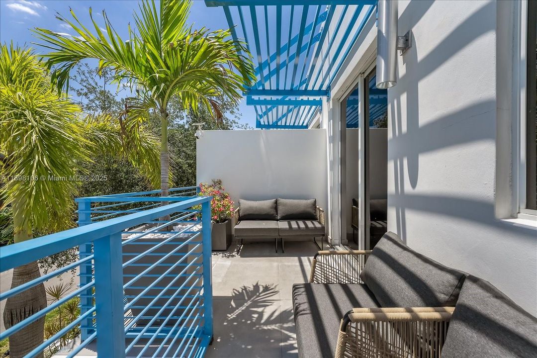 Под контрактом: $865,000 (3 спален, 3 ванн, 1913 Квадратных фут)