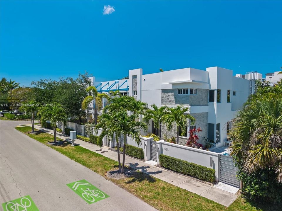 Под контрактом: $865,000 (3 спален, 3 ванн, 1913 Квадратных фут)